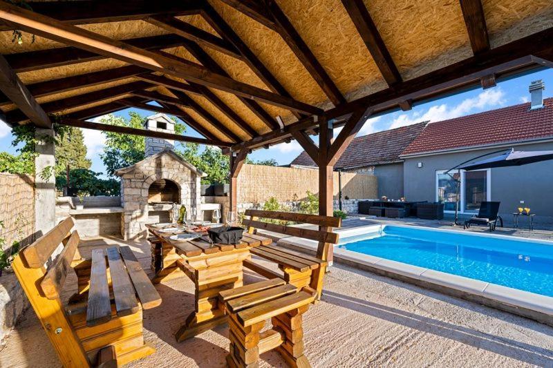 Villa Olive Tree House With Jacuzzi, Wifi And 40M2 Pool à Siritovci Extérieur photo