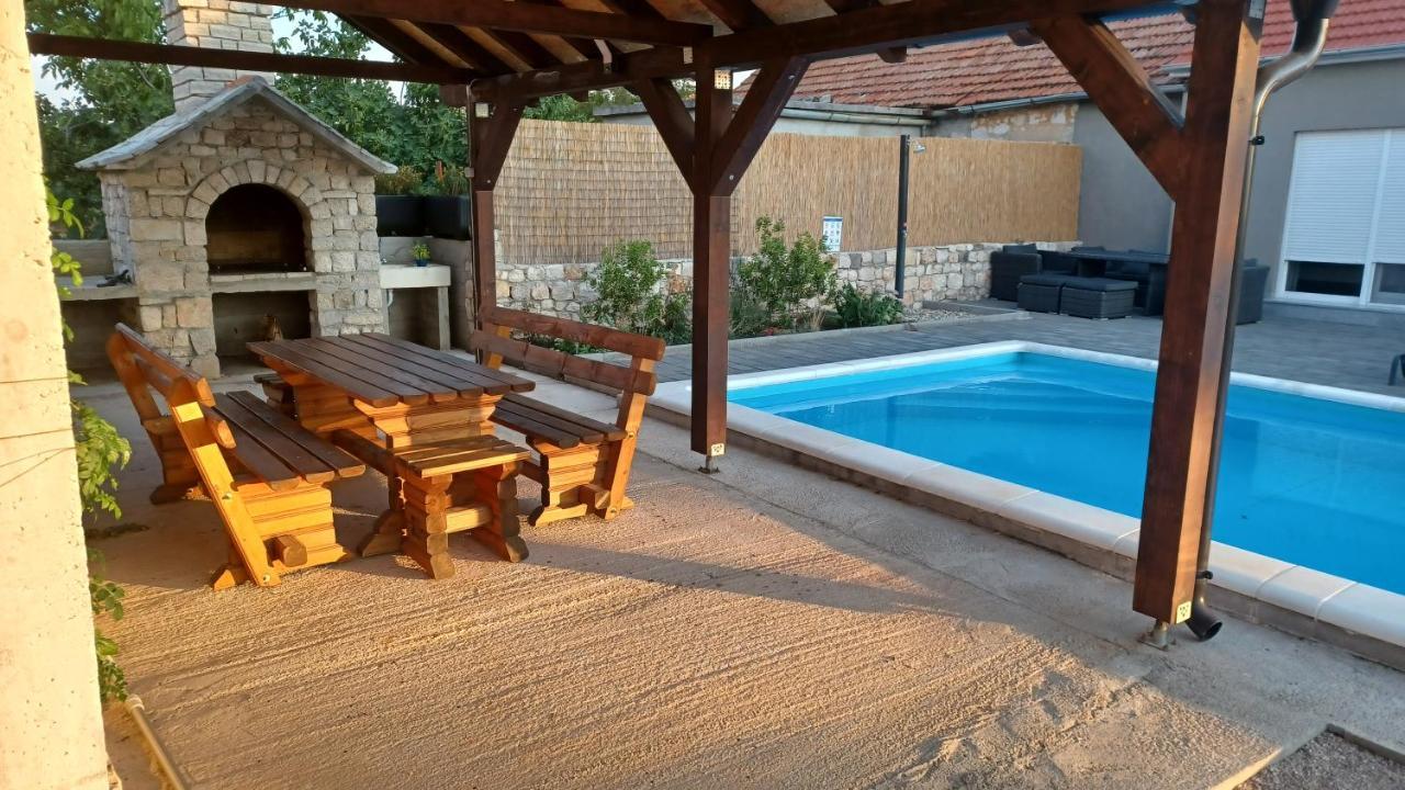 Villa Olive Tree House With Jacuzzi, Wifi And 40M2 Pool à Siritovci Extérieur photo