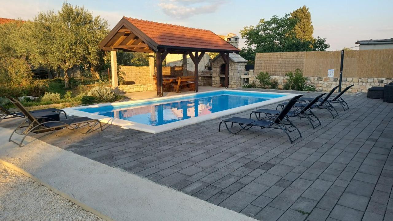 Villa Olive Tree House With Jacuzzi, Wifi And 40M2 Pool à Siritovci Extérieur photo