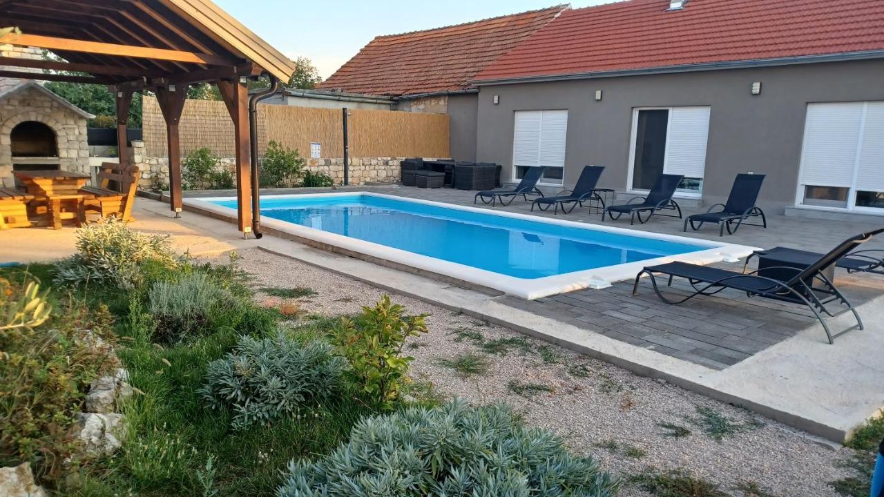 Villa Olive Tree House With Jacuzzi, Wifi And 40M2 Pool à Siritovci Extérieur photo