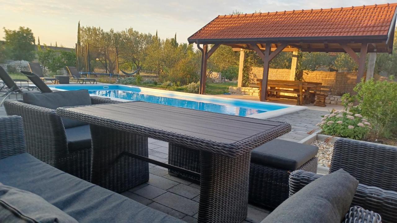 Villa Olive Tree House With Jacuzzi, Wifi And 40M2 Pool à Siritovci Extérieur photo