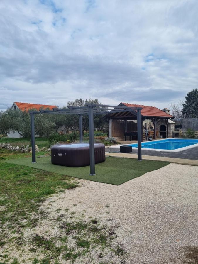 Villa Olive Tree House With Jacuzzi, Wifi And 40M2 Pool à Siritovci Extérieur photo