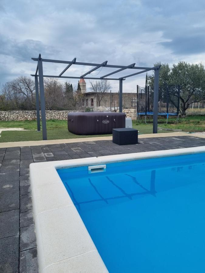 Villa Olive Tree House With Jacuzzi, Wifi And 40M2 Pool à Siritovci Extérieur photo