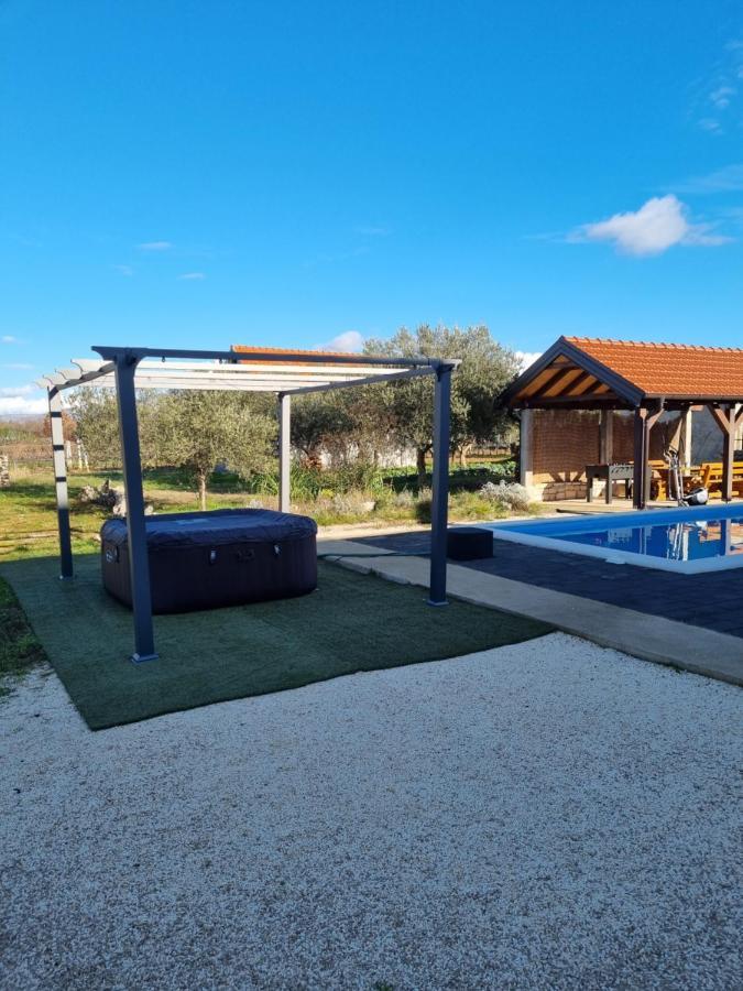 Villa Olive Tree House With Jacuzzi, Wifi And 40M2 Pool à Siritovci Extérieur photo
